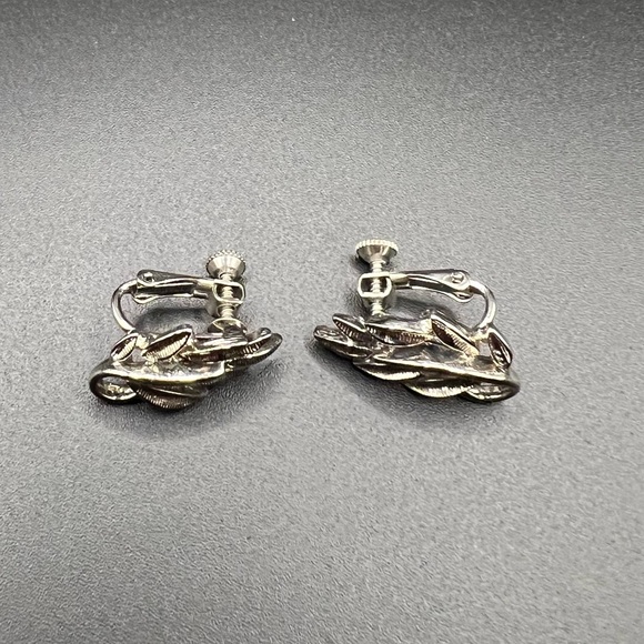 Vintage Napier clip-on/screw-on silver tone leaf earrings - Picture 3 of 3